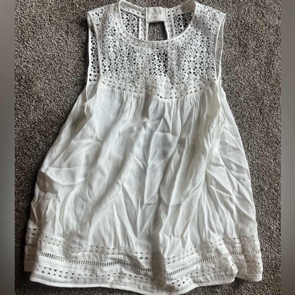 Market & Spruce White Lace top size Medium. Cute back side with buttons!